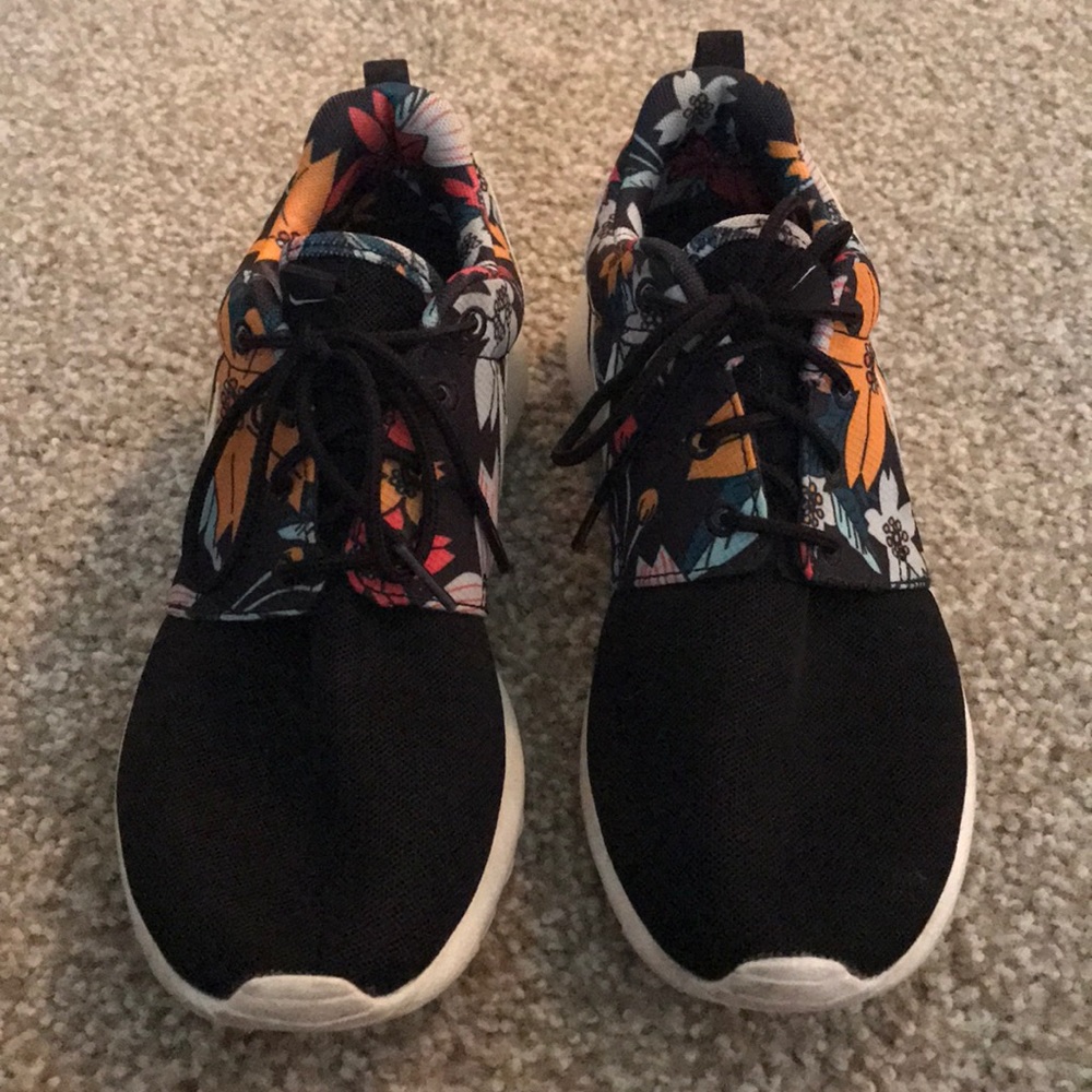 Nike Floral Roshe